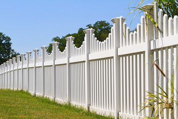 Benefits and Disadvantages of a Vinyl Fence